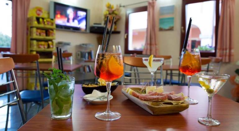 Serviced apartment with yard, hot tub & barbeque — photo 4