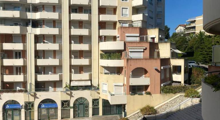 Holiday apartment with patio | Next to the beach | Pets allowed in Saint-Laurent-du-Var