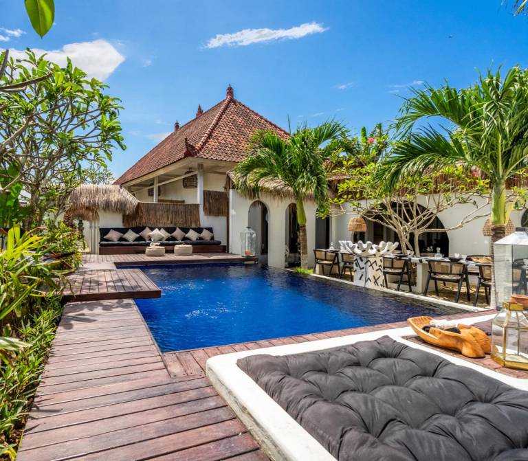 Villa with pool, grill & yard — photo 3