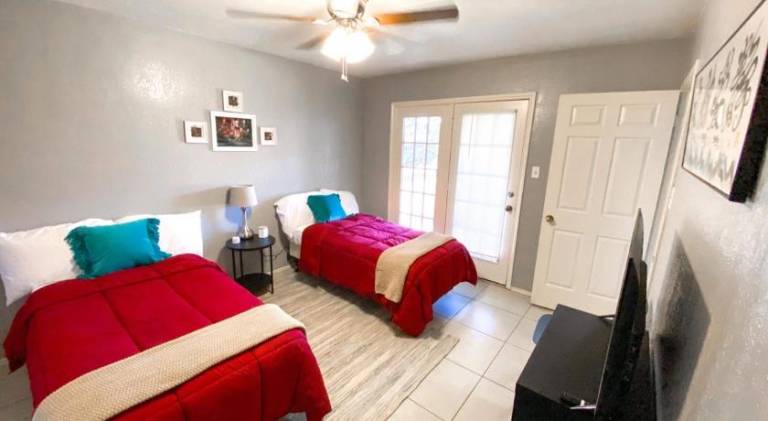 Fantastic Quiet Condo with Private Bedroom and Bathroom — photo 2