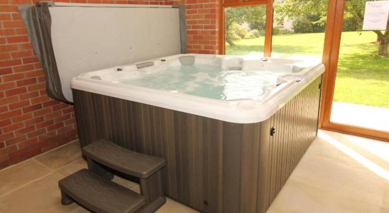 House with pool & hot tub — photo 5