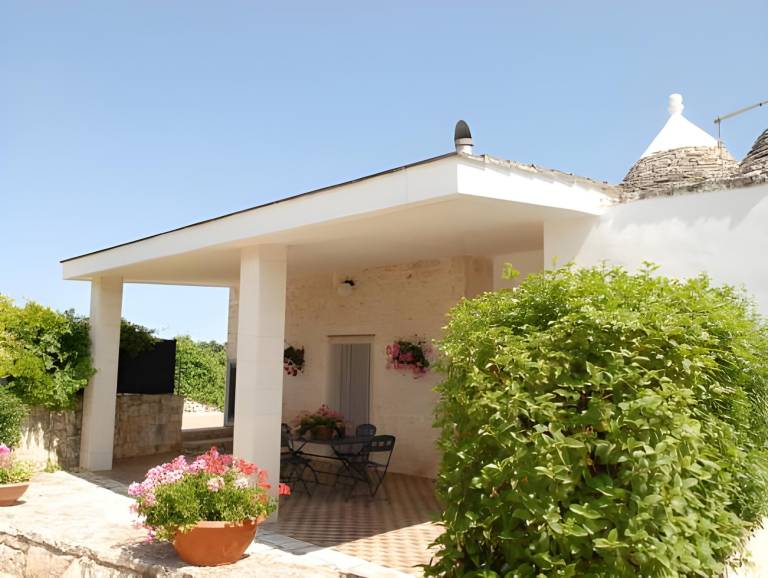 Rental apartment with patio, yard & pool in Locorotondo