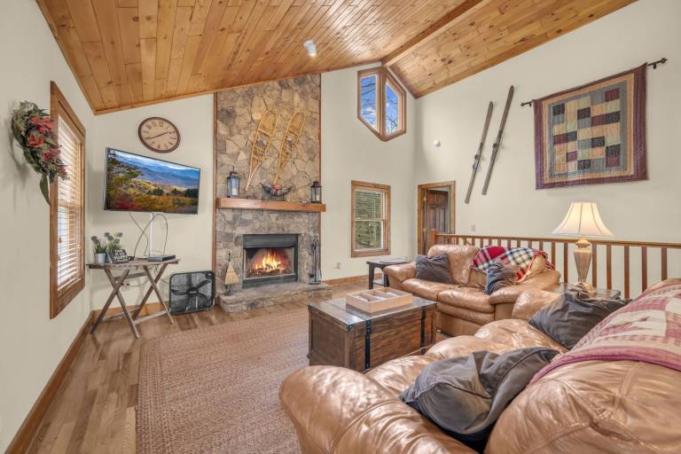 2 Master Suite Cabin! Walk to Appalachian Ski Mtn. Hot Tub, Game Room & Fire Pit in Boone, NC
