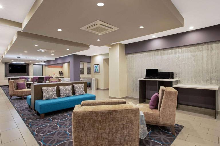 La Quinta Inn & Suites by Wyndham Fayetteville — photo 3