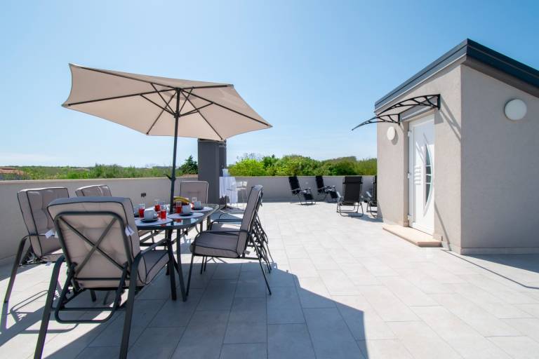 House with terrace — photo 4
