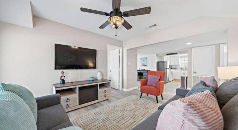 Classic beach house with perfect location, deck and fire pit — photo 2