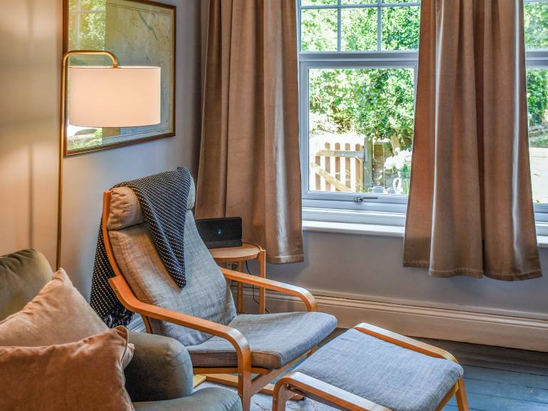 Cottage with yard | Water view — photo 4