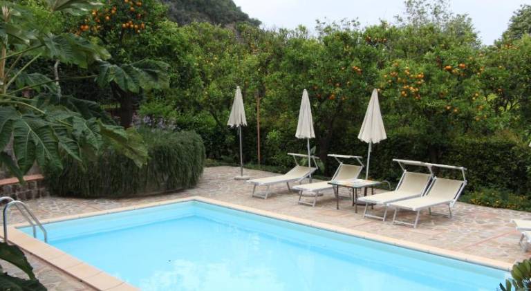 Beautiful vacation home with barbecue, yard & patio | Pets allowed — photo 4