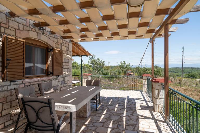 Children-friendly house with patio, garden & hot tub | Mountain view | Perfect for remote work | Pet-friendly — photo 2
