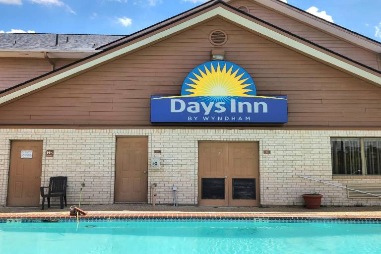 Days Inn by Wyndham Navasota — photo 5