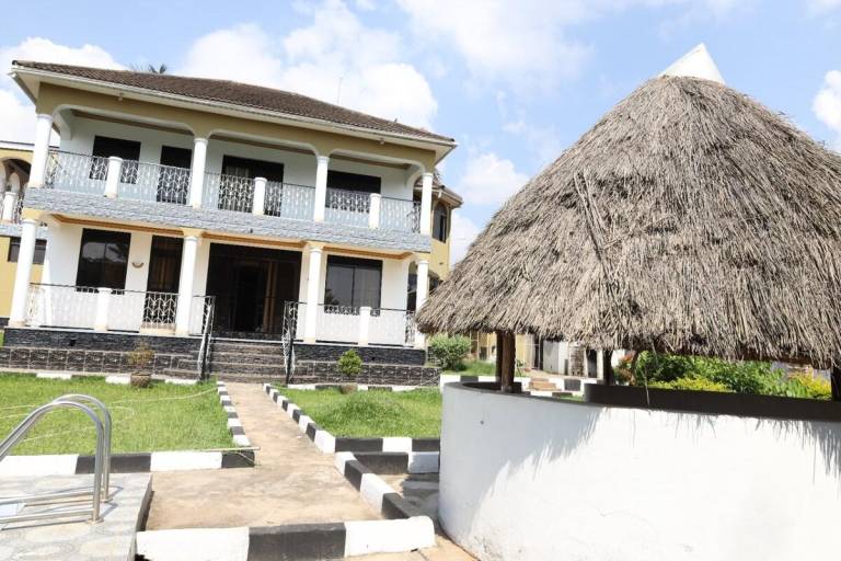 Viola Muyenga Pool House — photo 4