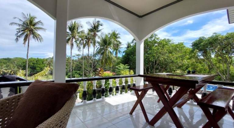 Vacation home with private pool, barbeque & garden — photo 4