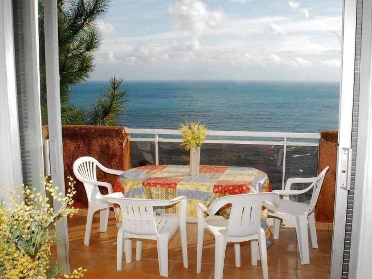 Holiday apartment with patio, heated pool & BBQ — photo 4