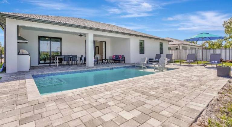 Vacation home with pool — photo 4