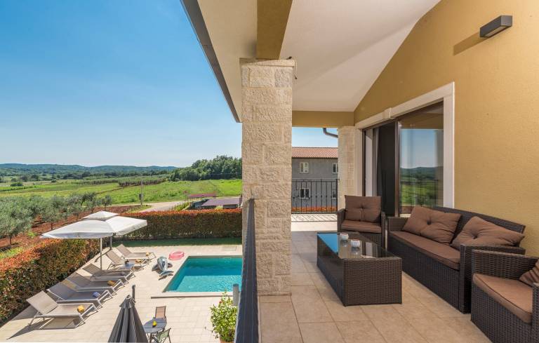 Fully equipped villa with jacuzzi, terrace & yard | Dogs allowed — photo 3