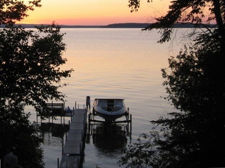 Burt Lake, MI Vacation Rentals from 128 HomeToGo