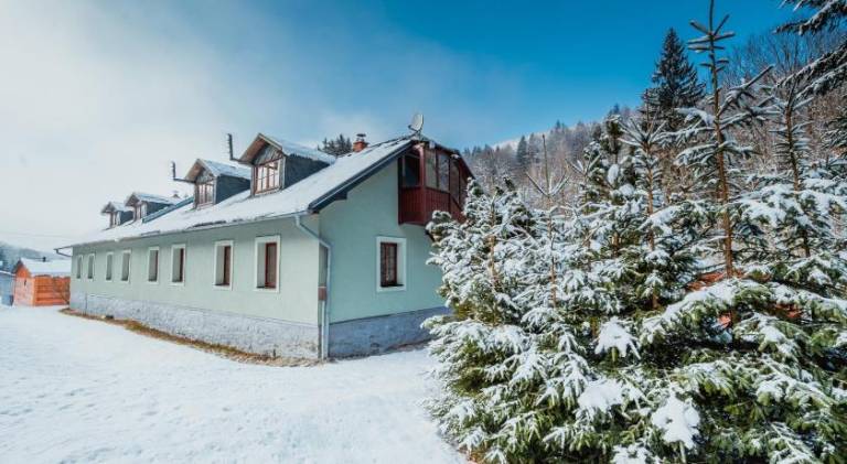 Lodge with BBQ, garden & terrace | Pet-friendly in Olomouc