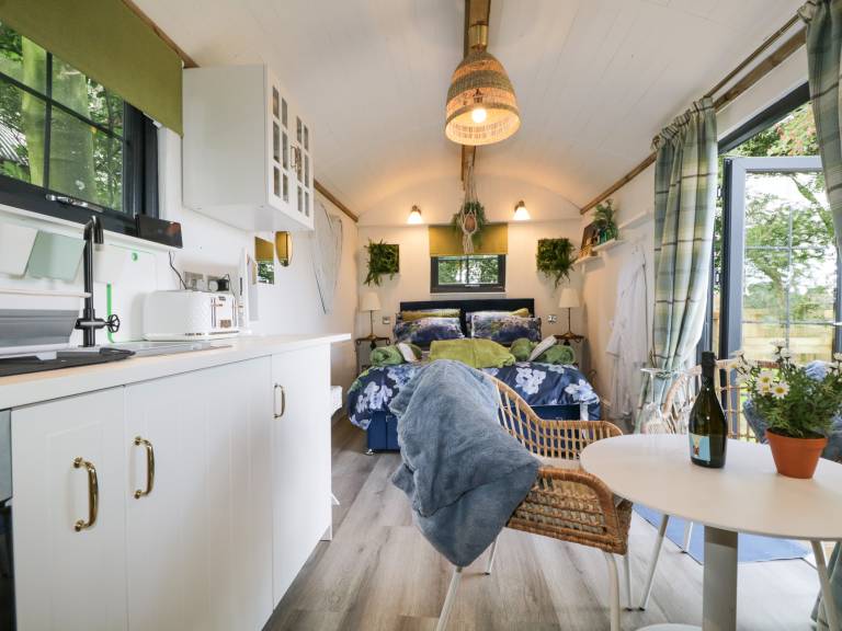Cottage with jacuzzi & yard | Pets allowed — photo 2