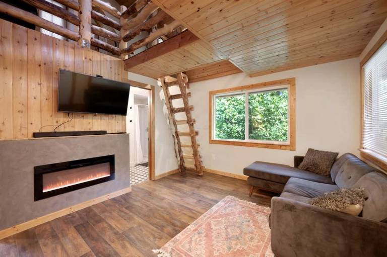 Stunning Wooden Cabin with Fireplace in Glendale Utah