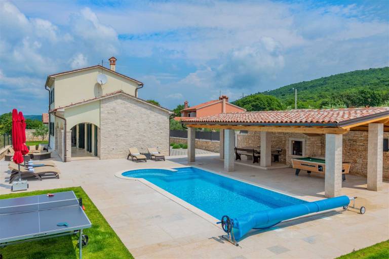Rental with BBQ, pool & yard | Pool view — photo 3