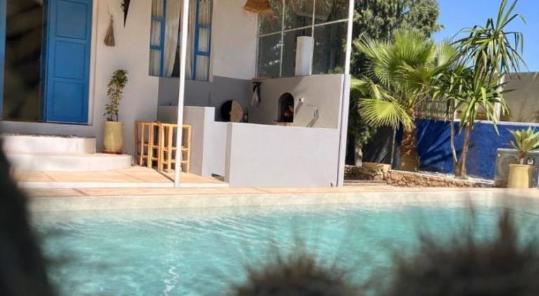 Villa with pool — photo 4