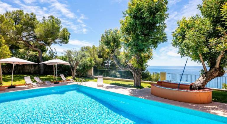 Fully equipped rental apartment with yard, pool & terrace | Beach nearby | Pets allowed — photo 3