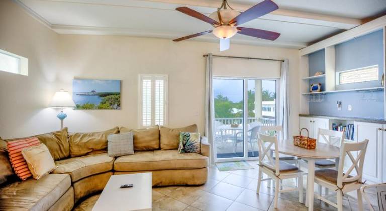 Pleasant vacation home with pool & jacuzzi | Pets allowed — photo 2