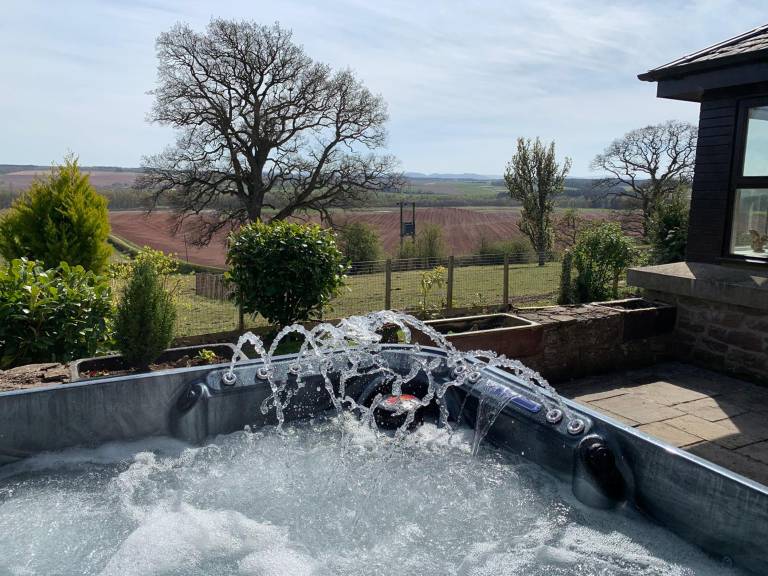 Children-friendly cottage with yard & jacuzzi | Pets allowed — photo 2