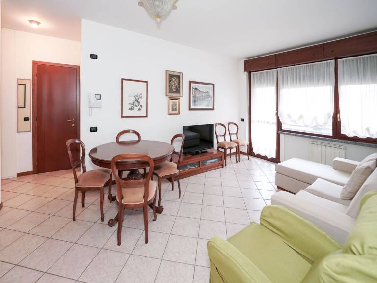 Apartment with patio — photo 2