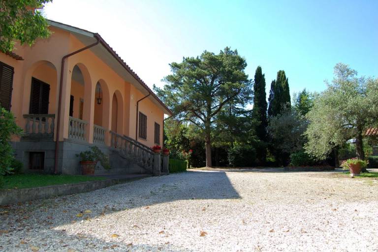 Villa with grill, terrace & pool — photo 4
