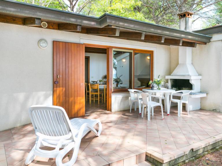 Children-friendly beautiful vacation home with patio, grill & pool | Beach nearby | Pets allowed — photo 4