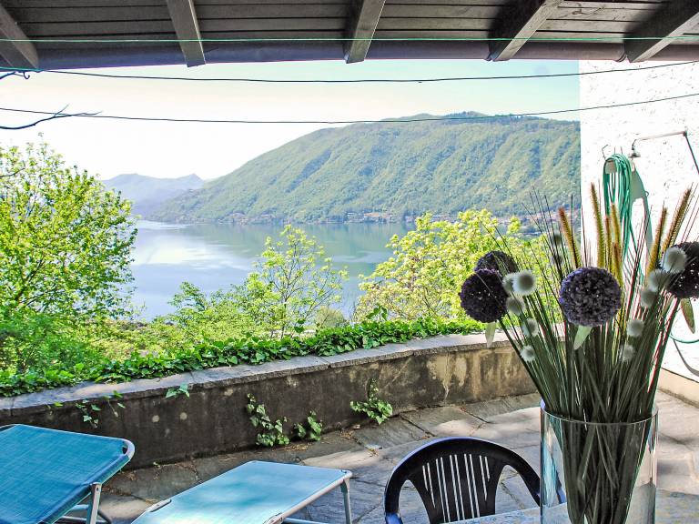 House with yard, BBQ & patio | Lake view — photo 2