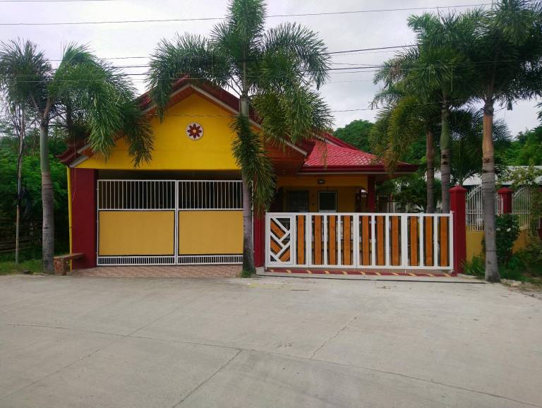 Vacation home with BBQ & garden in Calatagan