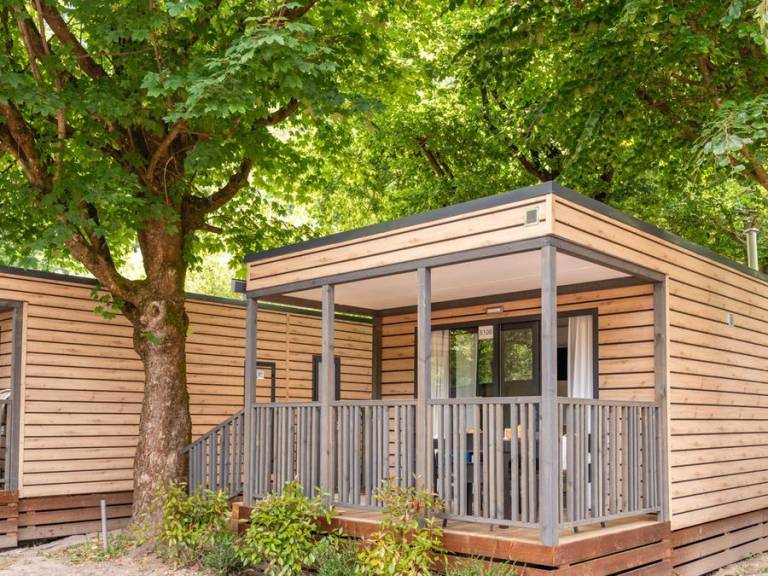 Cabin with terrace & pool — photo 4