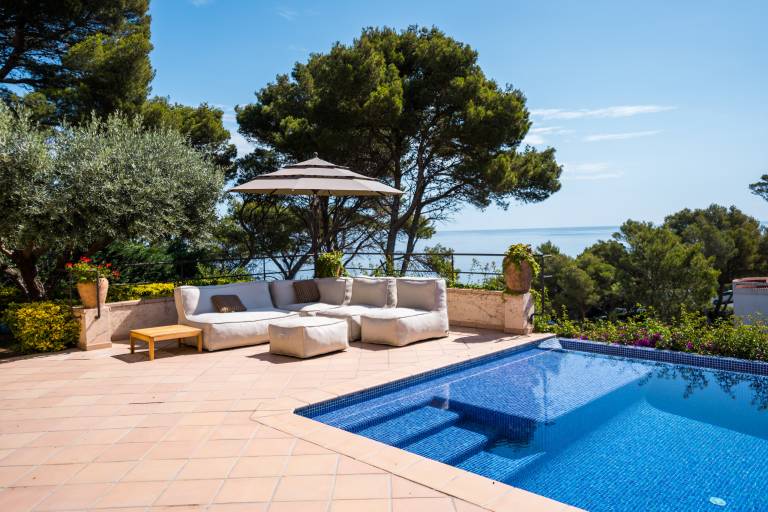 Fully equipped villa with yard, patio & private pool | Next to the beach | Pets are welcome — photo 3