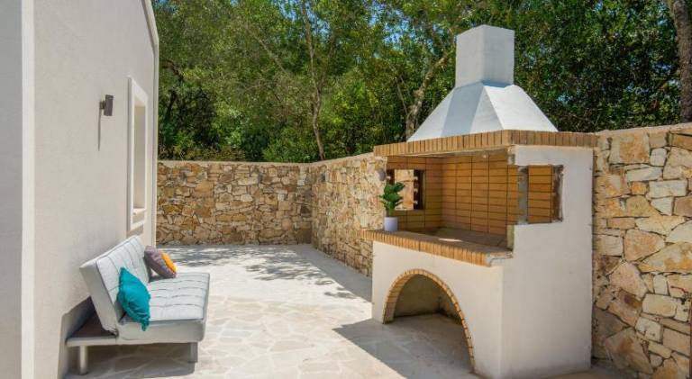 Villa with pool — photo 4