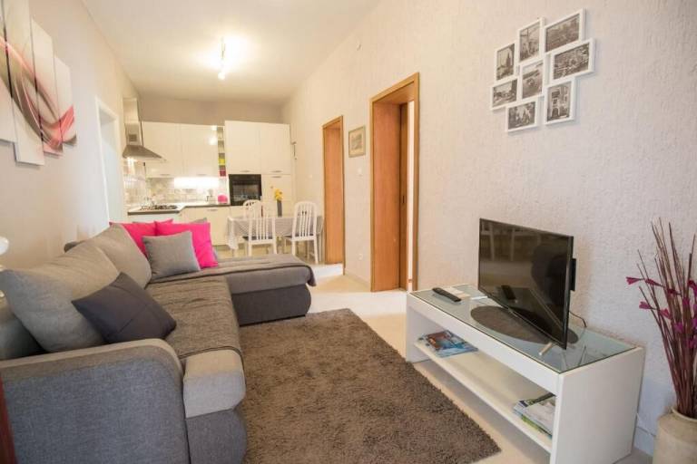 Apartment with BBQ & patio | Sea view — photo 4