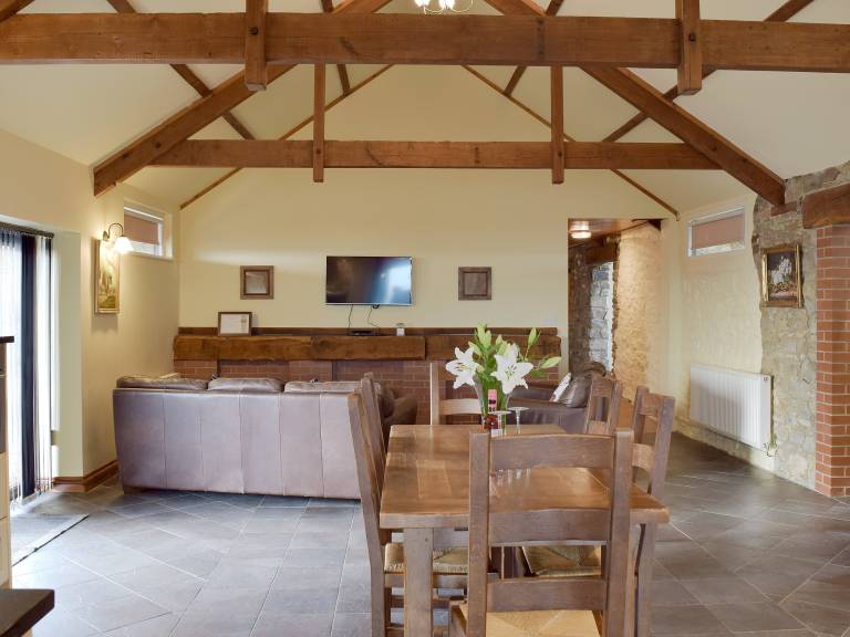 Family-friendly lovely cottage with yard & patio | Pet-friendly in Carmarthen
