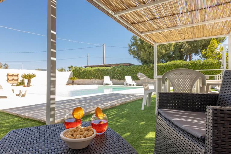 Villa with yard, BBQ & private pool — photo 3
