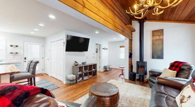 Vacation home with hot tub — photo 3