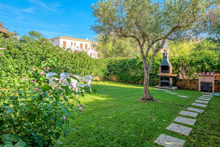 Villa with yard, barbeque & terrace — photo 2
