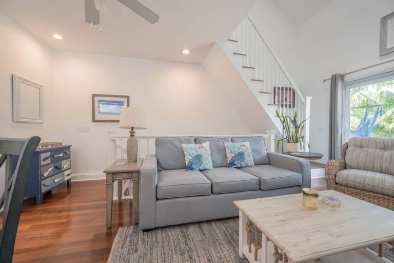 Family-friendly beautiful vacation home with yard, heated pool & patio | Close to Duval Street | Garden view | Pet-friendly — photo 2