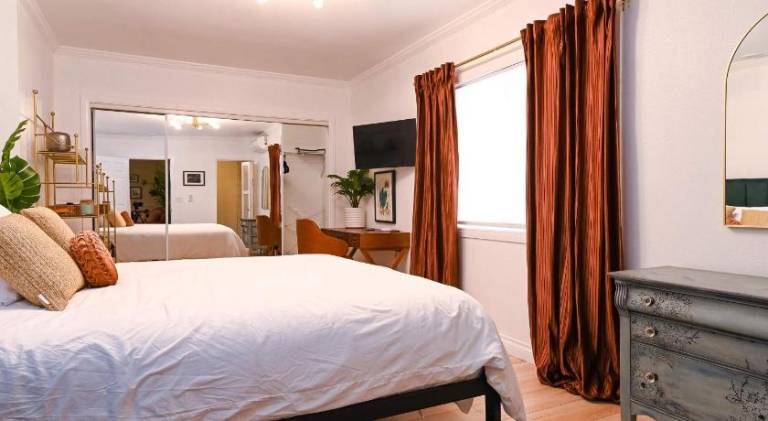 Immaculate 3BDR Bungalow - 5-Min Walk to Beach — photo 2