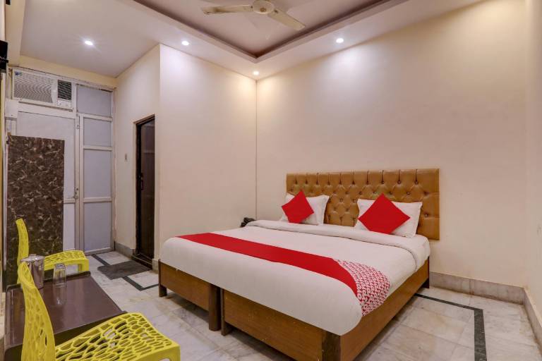 OYO Flagship Hotel Moon Palace Near Sahara Ganj Mall