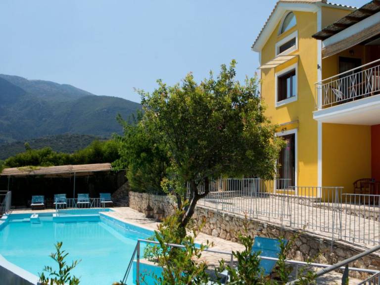 Luxuriöse Villa mit Infinity-Pool und Panoramablick in Lefkada