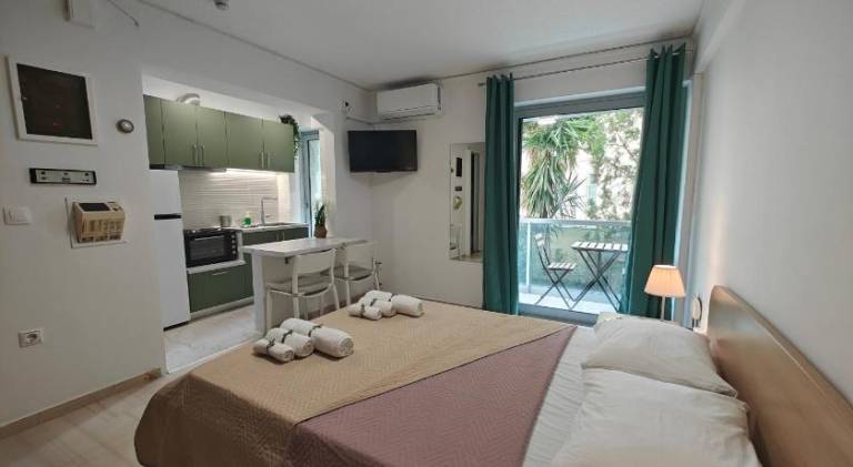 Holiday apartment with yard | Next to the beach | Pets allowed in Glyfada