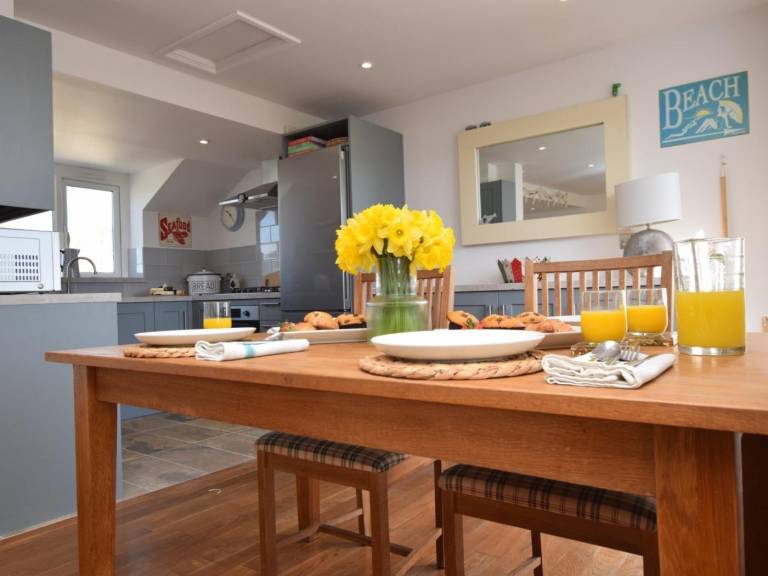 Cottage with yard | Water view — photo 4