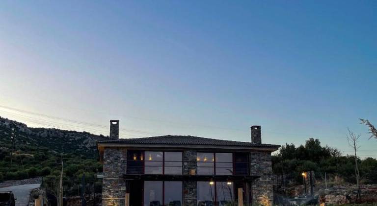 Villa with yard, pool & patio | Pets allowed — photo 3