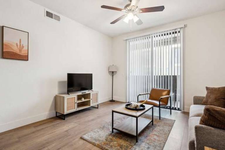 CozySuites Glendale Westgate w pool 17
