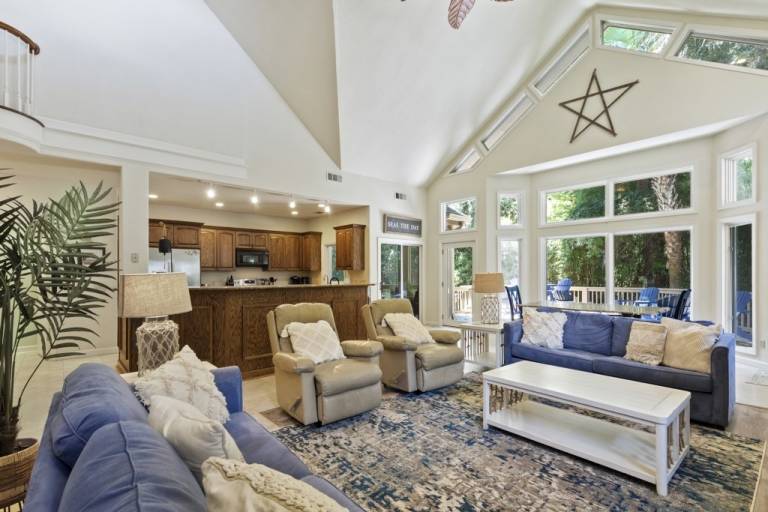 Vacation home with private pool, barbeque & hot tub | Pet-friendly — photo 2